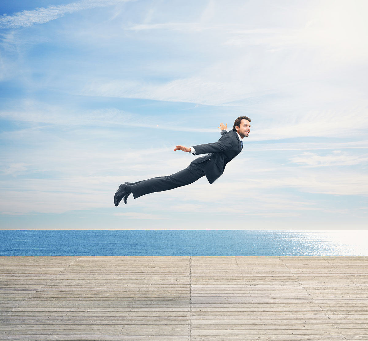 I am fly. Человек в костюме летит. Мужчина летает. Белый человек летает. Человек в костюме на воздухе.